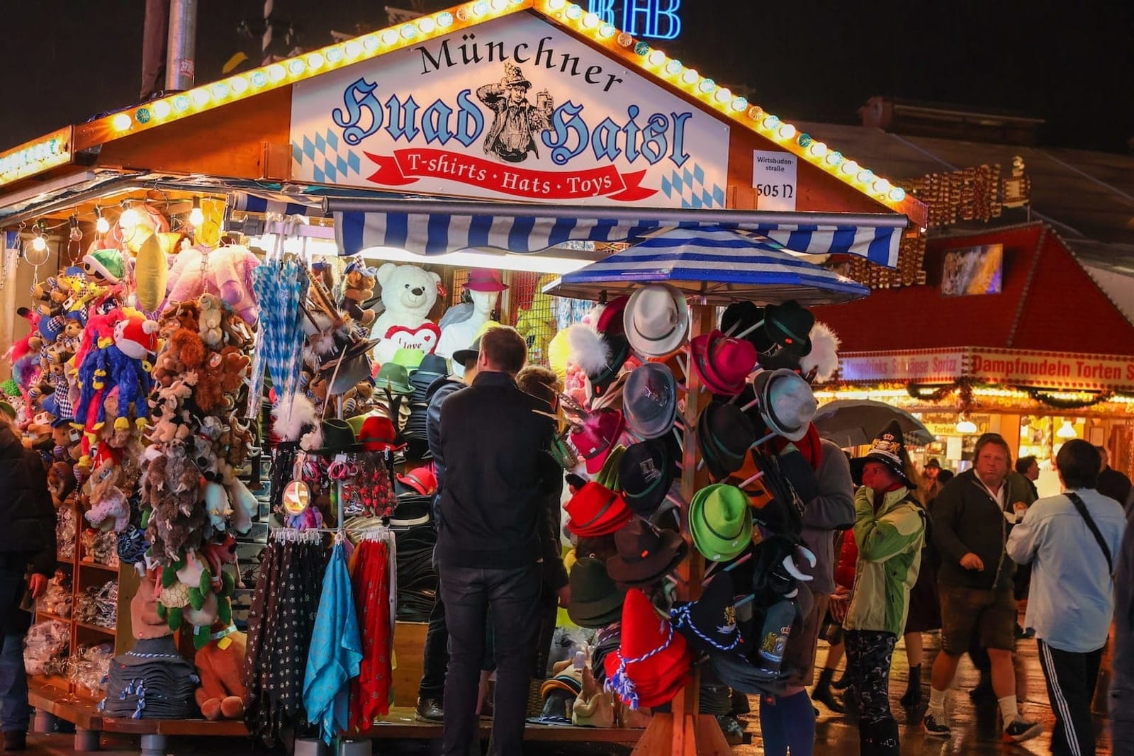 Ambiance de bar de nuit, comptoir éclairé et clients accoudés en début de soirée.