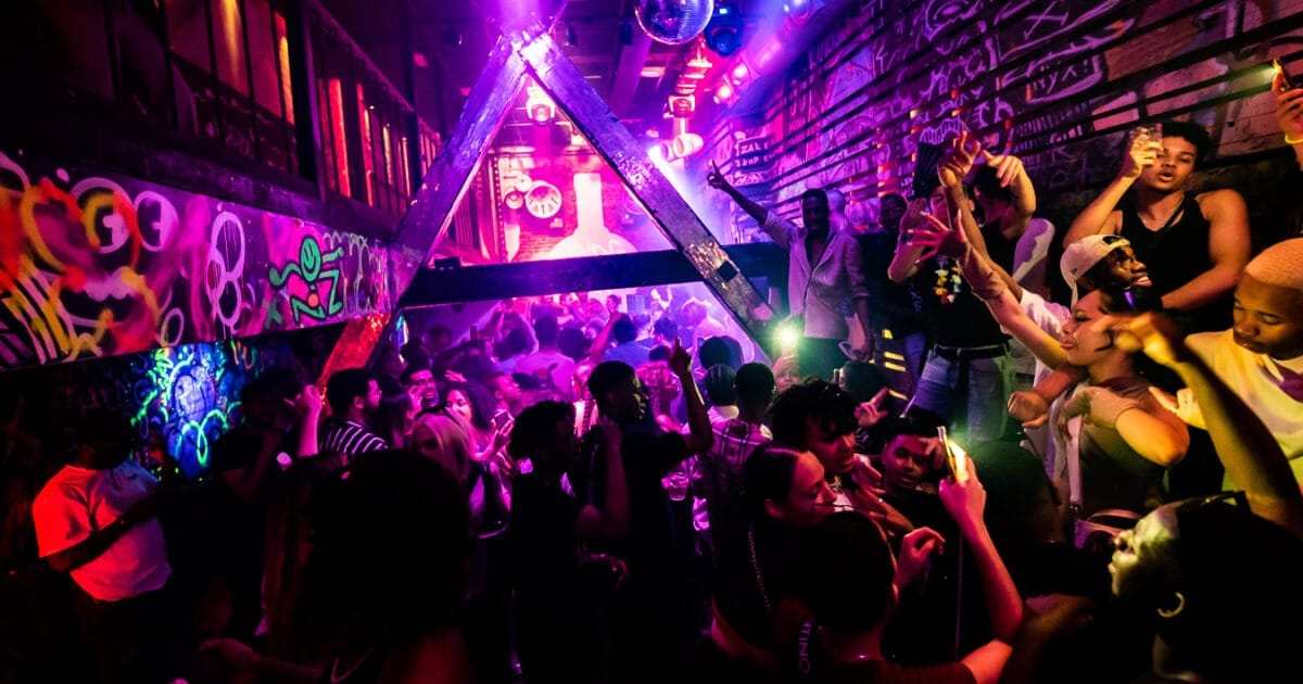 Intérieur d'un club avec piste de danse et jeux de lumière colorés