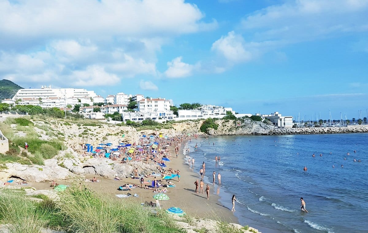 Une plage avec beaucoup de personnes.