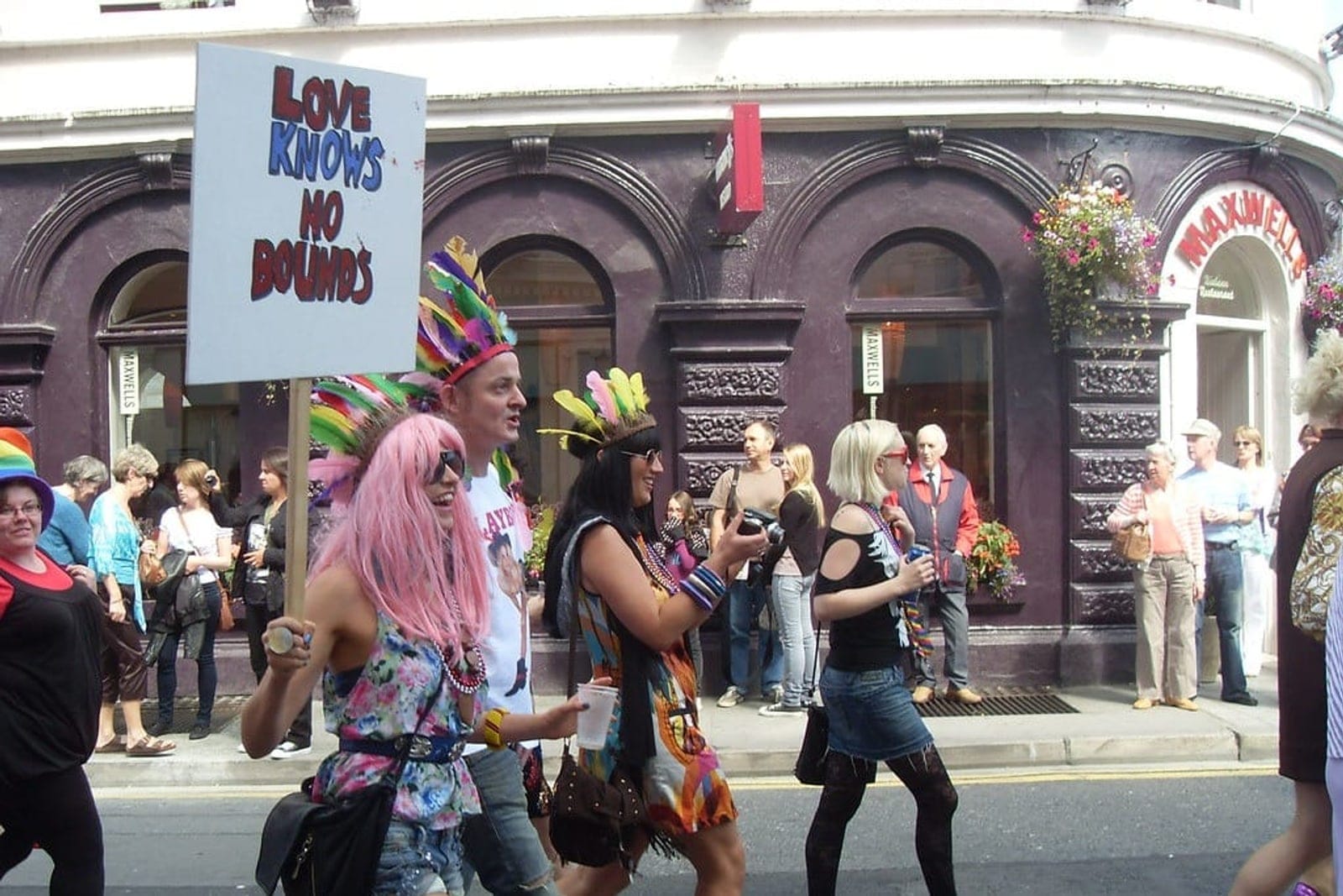 Quartiers LGBTQ+ de Galway : vie nocturne, culture et événements pour voyageurs gays
