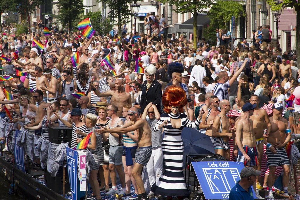 Un groupe de personnes sur un bateau profitant d'événements gay aux Pays-Bas.