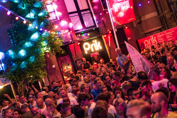 Une foule nocturne animée dans la boîte de nuit gay d'Amsterdam.