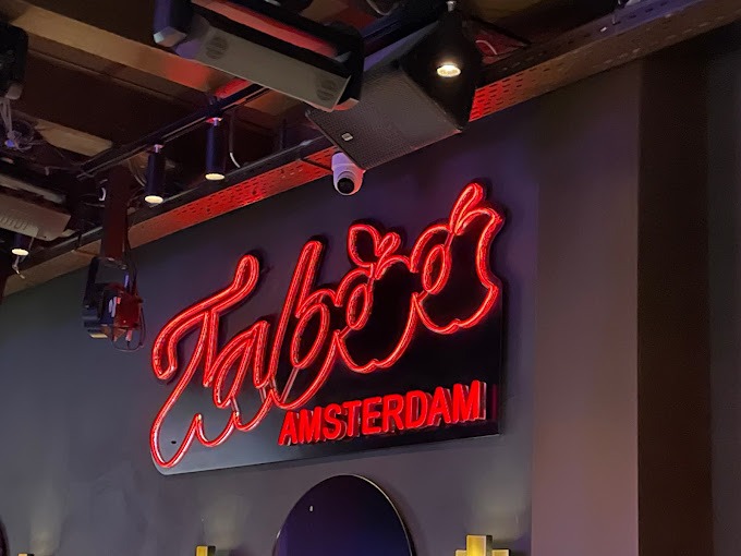 Un bar gay animé dans la vie nocturne d'Amsterdam connu sous le nom de "Taboos.