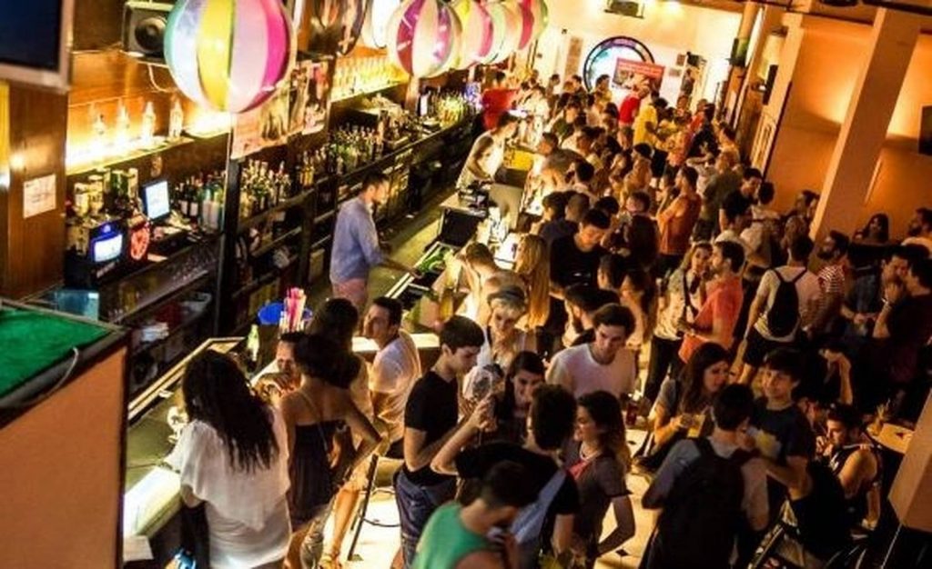 Une foule de gens dans un bar gay en Espagne.