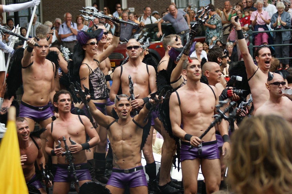 Un groupe d'hommes en sous-vêtements violets dans un club gay d'Amsterdam.