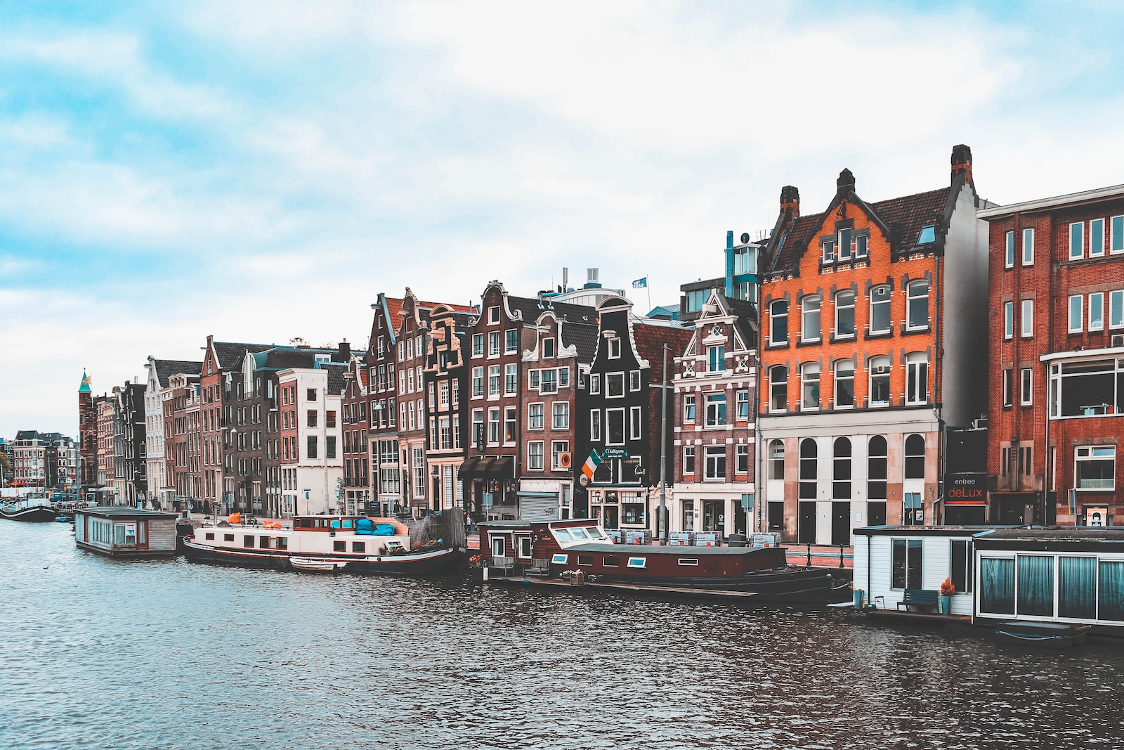 Découvrez les meilleures destinations gay-friendly aux Pays-Bas avec GuysRoadTrip ! Trouvez des conseils de voyage LGBTQ+ pour Amsterdam, Rotterdam et bien d'autres villes. Vivez une expérience inoubliable dans un pays accueillant et ouvert d'esprit.