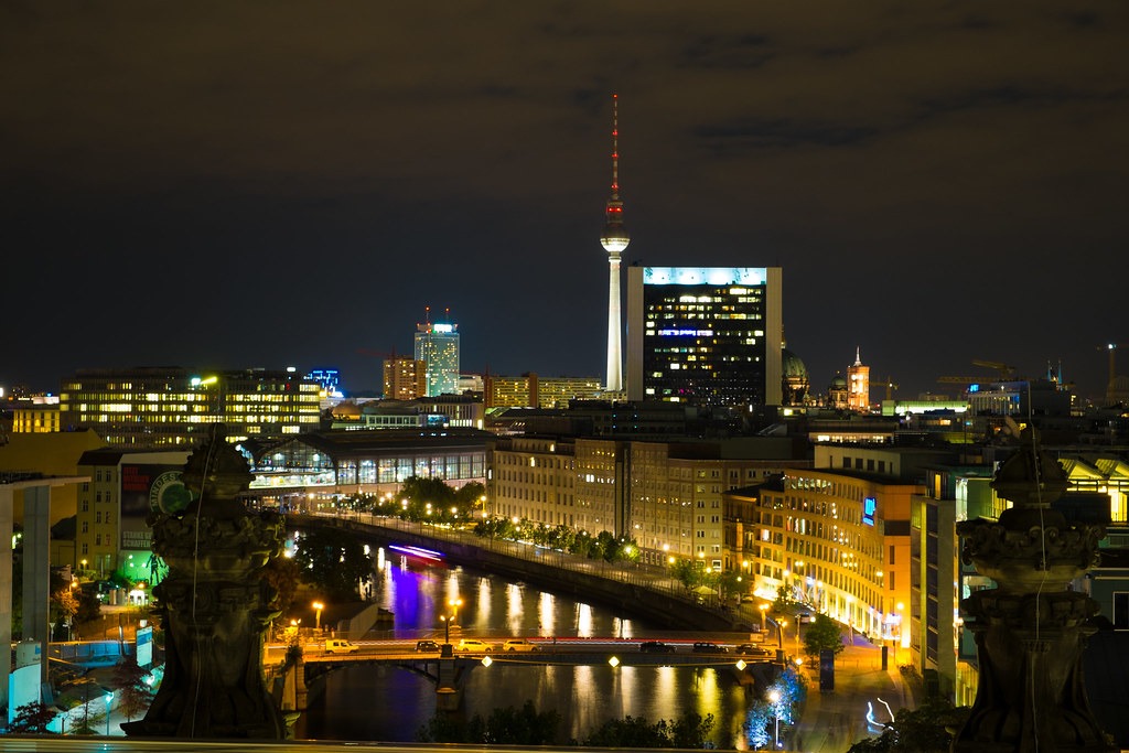 Une vue nocturne du paysage urbain gay animé de Berlin.