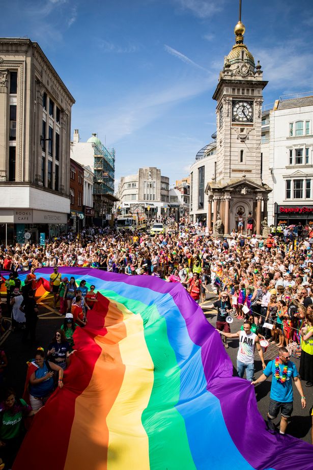 Un drapeau arc-en-ciel dynamique affiché bien en vue lors de la Brighton Pride pour les voyageurs gays.