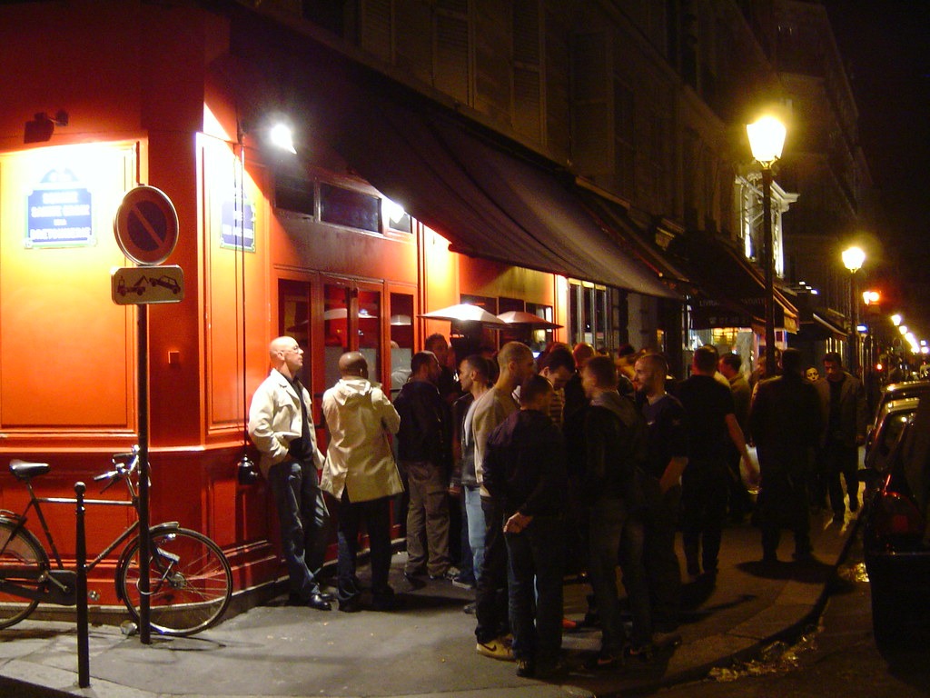 Un groupe d'homosexuels découvre un restaurant parisien du Marais.