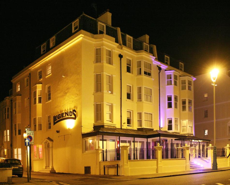 L'hôtel est illuminé la nuit avec des lumières violettes vibrantes, s'adressant aux voyageurs LGBTQ + avec un guide gay-friendly pour explorer Brighton et ses festivités Pride.