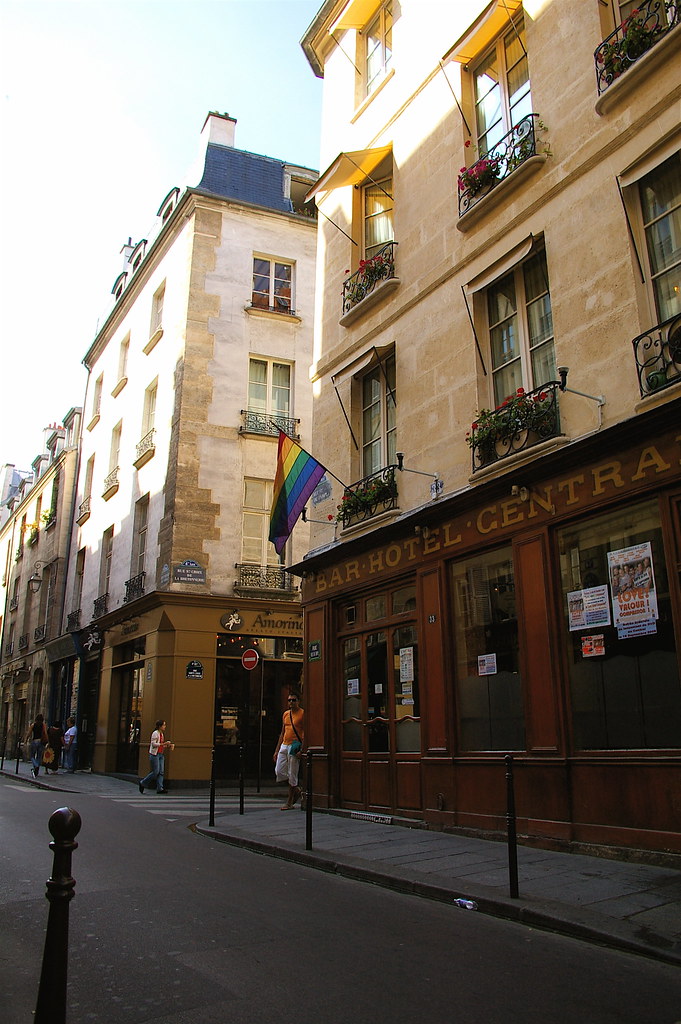 Un immeuble du Marais à Paris présentant une expérience gay avec un drapeau arc-en-ciel.