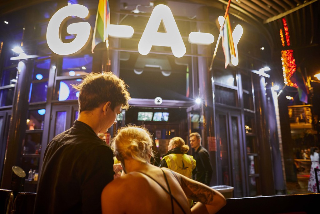 Un groupe LGBTQ+ devant la discothèque Canal Street à Manchester.