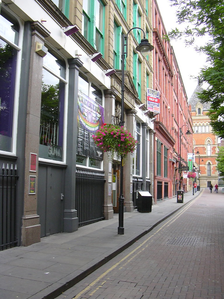 Une rue de la ville bordée de bars et de clubs gays à Manchester.