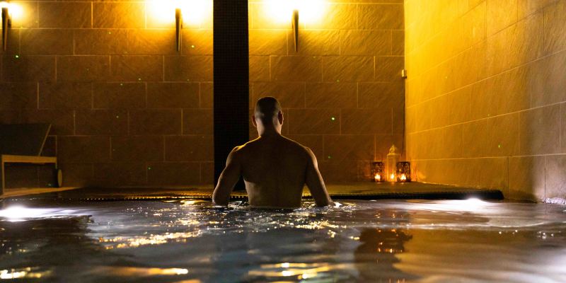 Un homme se détend dans le bain à remous d'un hôtel gay à Barcelone.