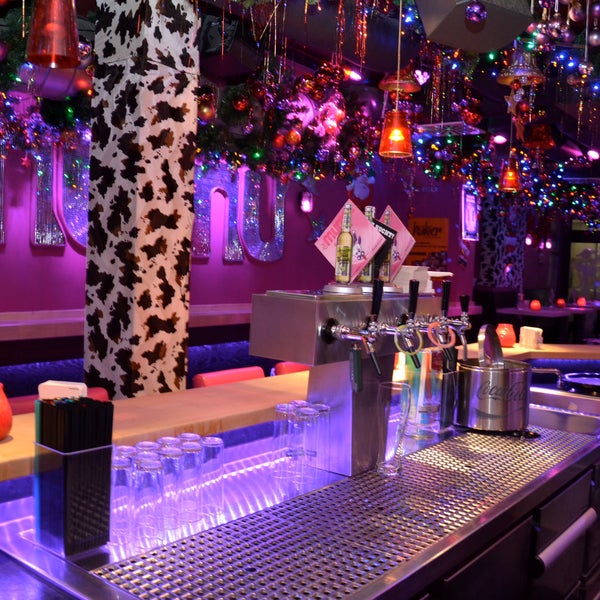 Le bar du séjour est décoré de lumières violettes.