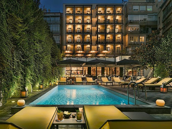 Un hôtel gay-friendly à Barcelone avec piscine et transats.