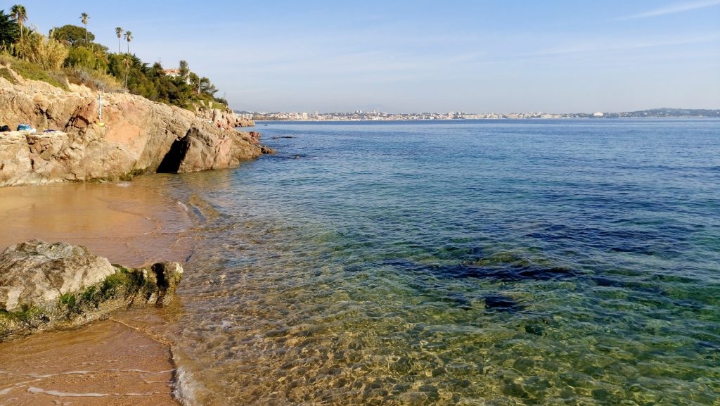 Une plage rocheuse sur la Côte d'Azur.