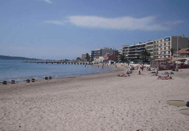 Un groupe d'homosexuels sur une plage de la Côte d'Azur.