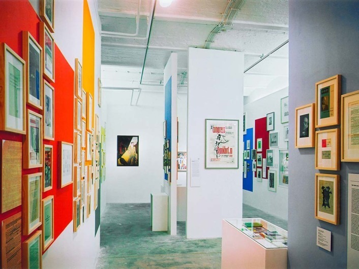 Une salle vibrante ornée de nombreuses images colorées sur les murs.