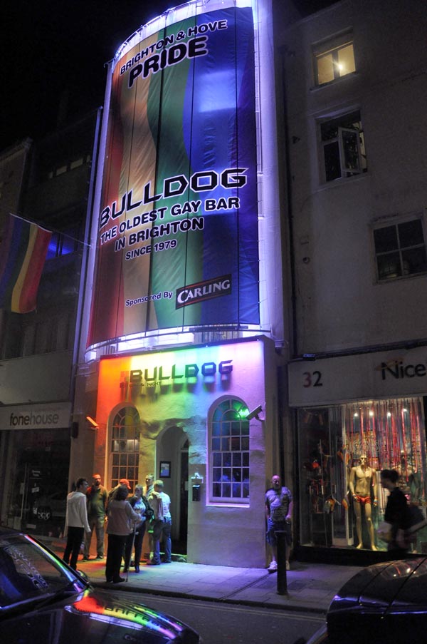 Un bâtiment éclairé la nuit à Brighton guide les voyageurs gays pendant la Pride.
