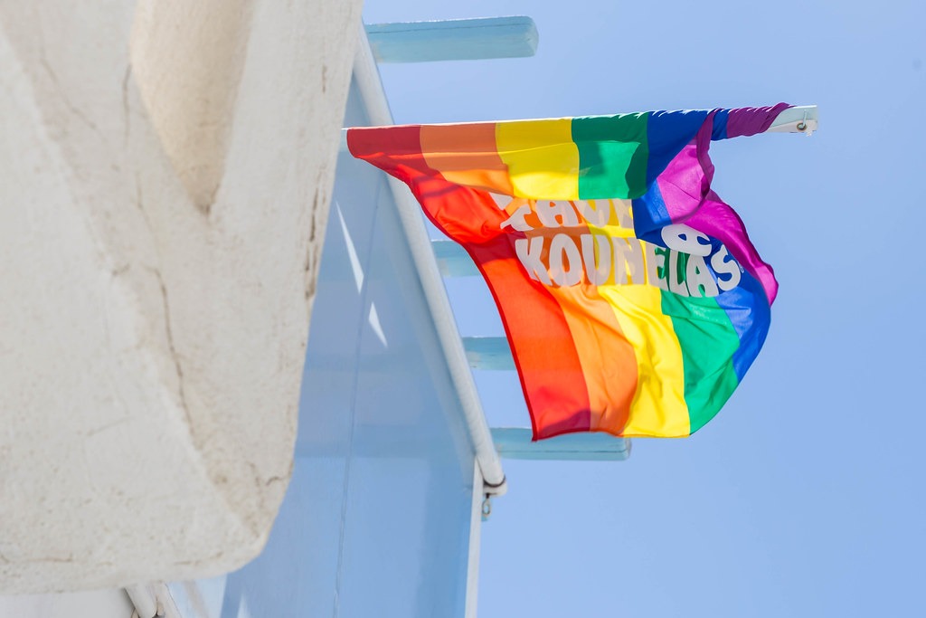 Un drapeau arc-en-ciel orne un bâtiment en Grèce pour célébrer les événements LGBTQ+.