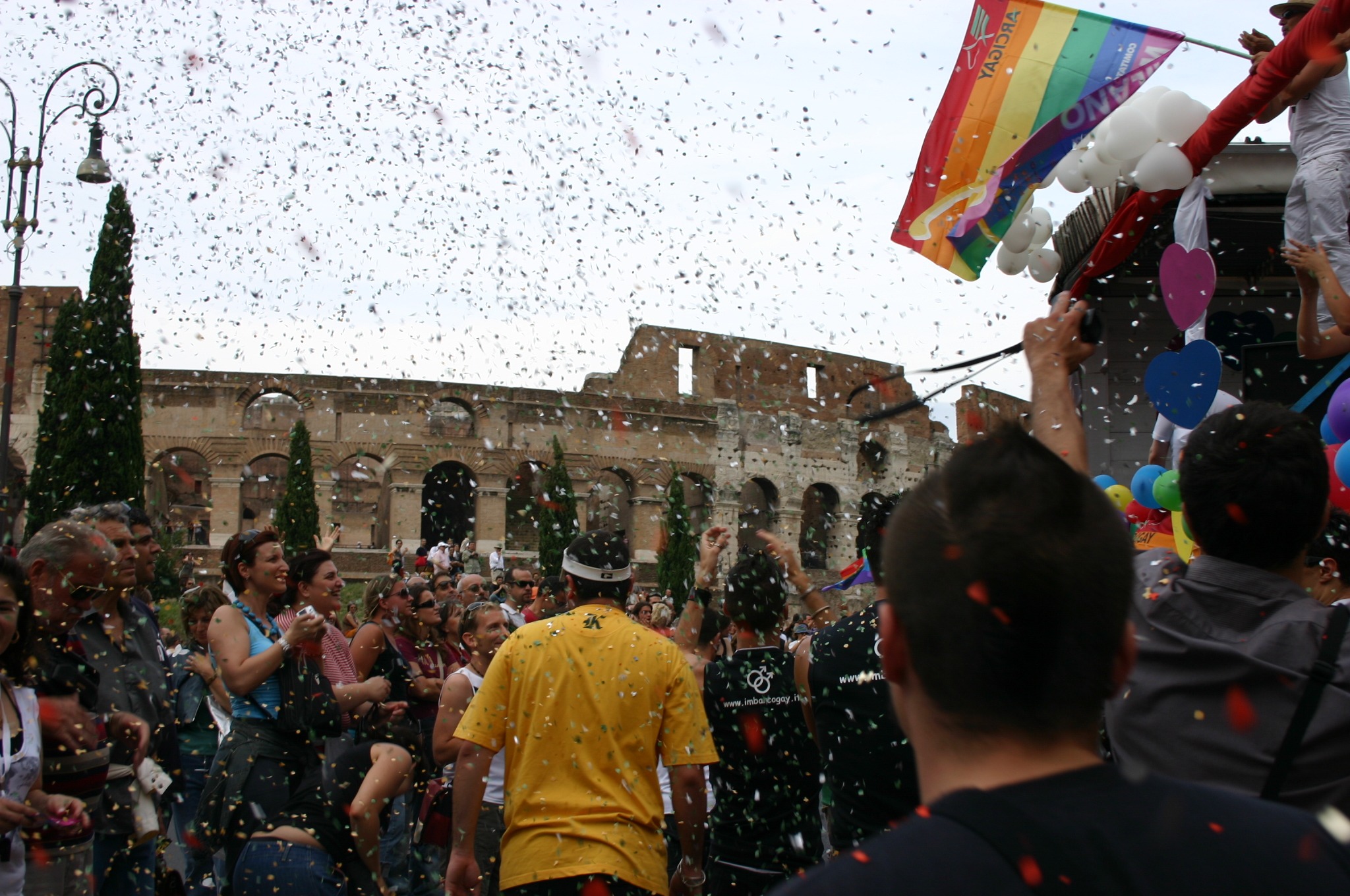 Des confettis tombant du ciel lors d'un événement culturel gay à Rome.
