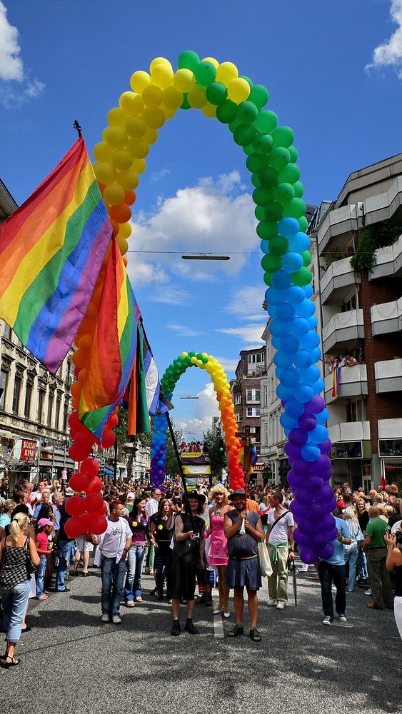 Un arc-en-ciel vibrant transforme la rue en une scène gay captivante de Hambourg.