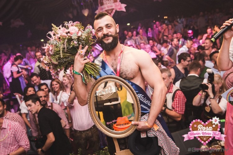 Un homme tenant un bouquet de fleurs devant les bars et clubs de Munich.