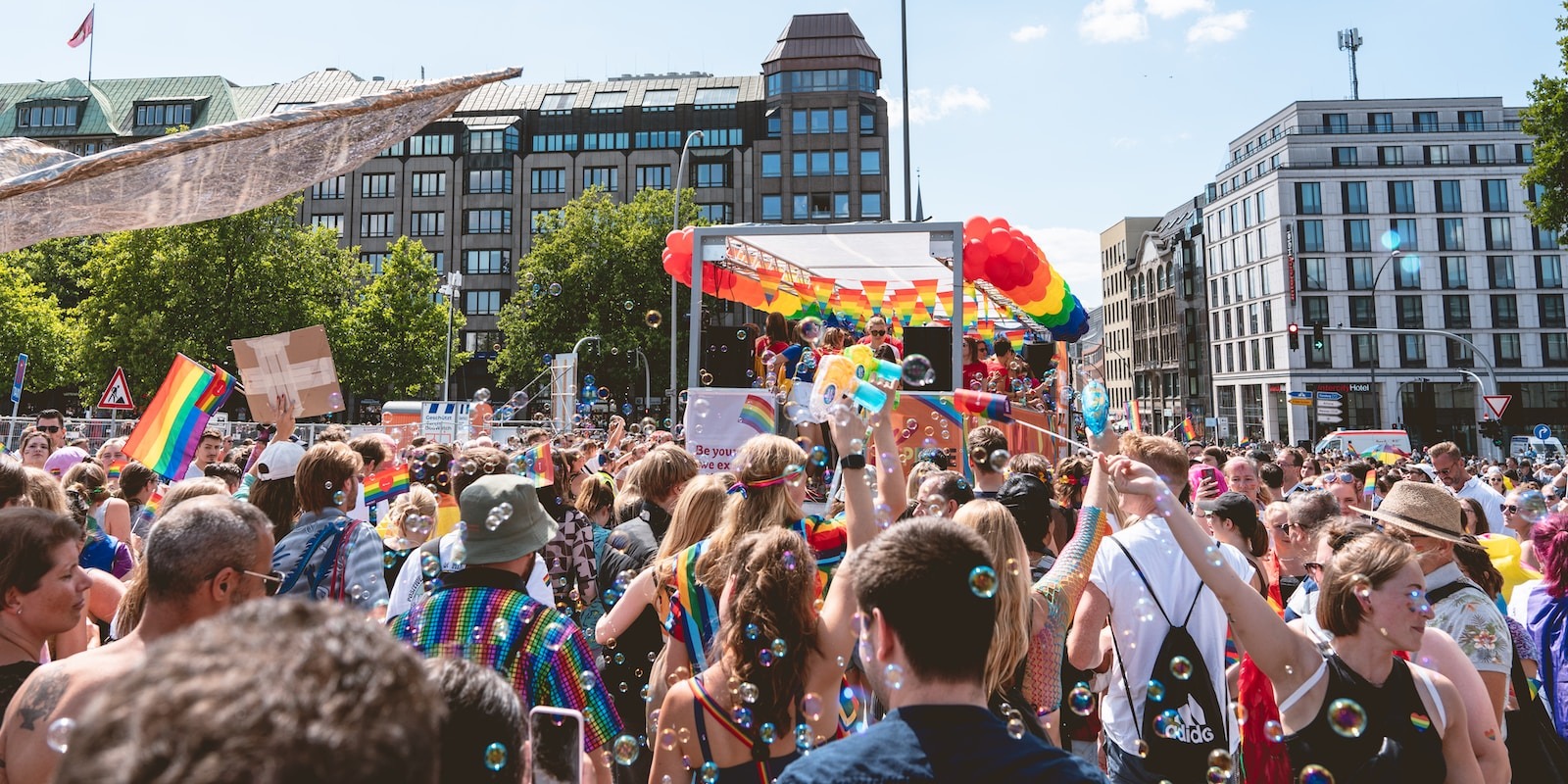 Hambourg et sa scène gay : Les endroits à ne pas manquer pour une expérience mémorable
