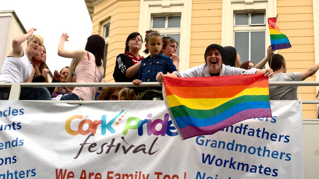 Une scène gay à Cork célébrant la vie nocturne, la culture et les événements pendant le Cork Pride Festival.