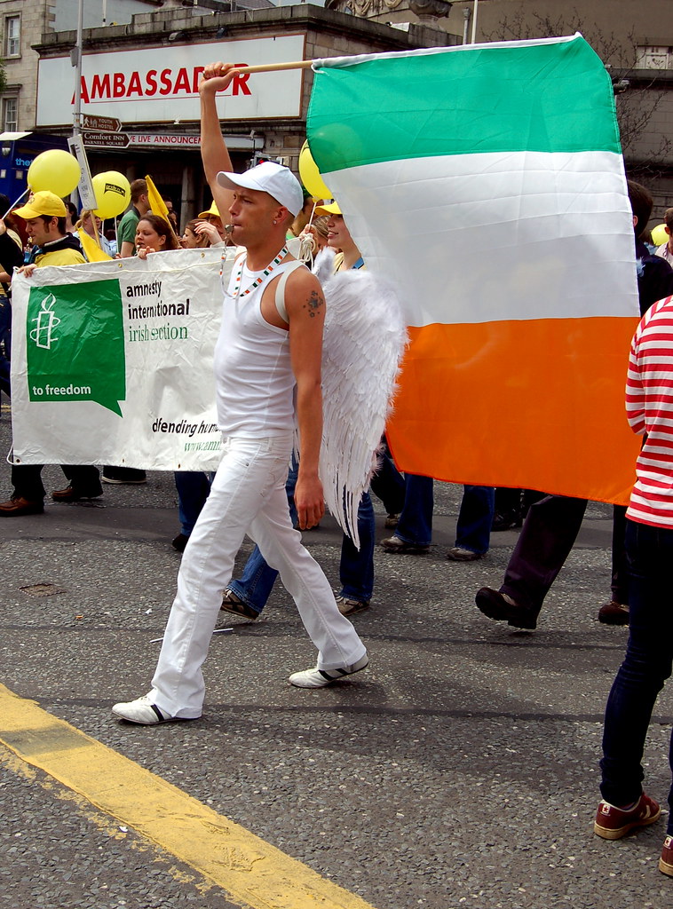 Mots clés : homme, drapeau irlandais.