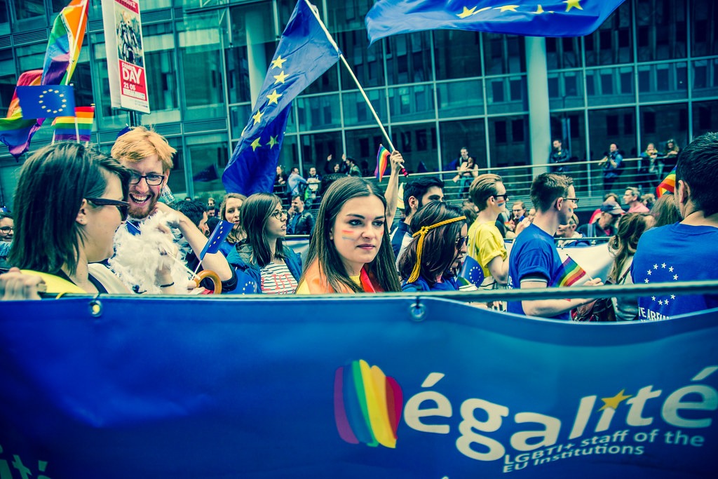 Un groupe de personnes tenant une banderole avec le mot "eu" à Bruxelles, la capitale européenne gay-friendly.