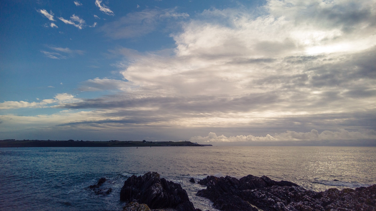 Les meilleures plages gay d’Irlande : profitez du soleil et des paysages côtiers spectaculaires