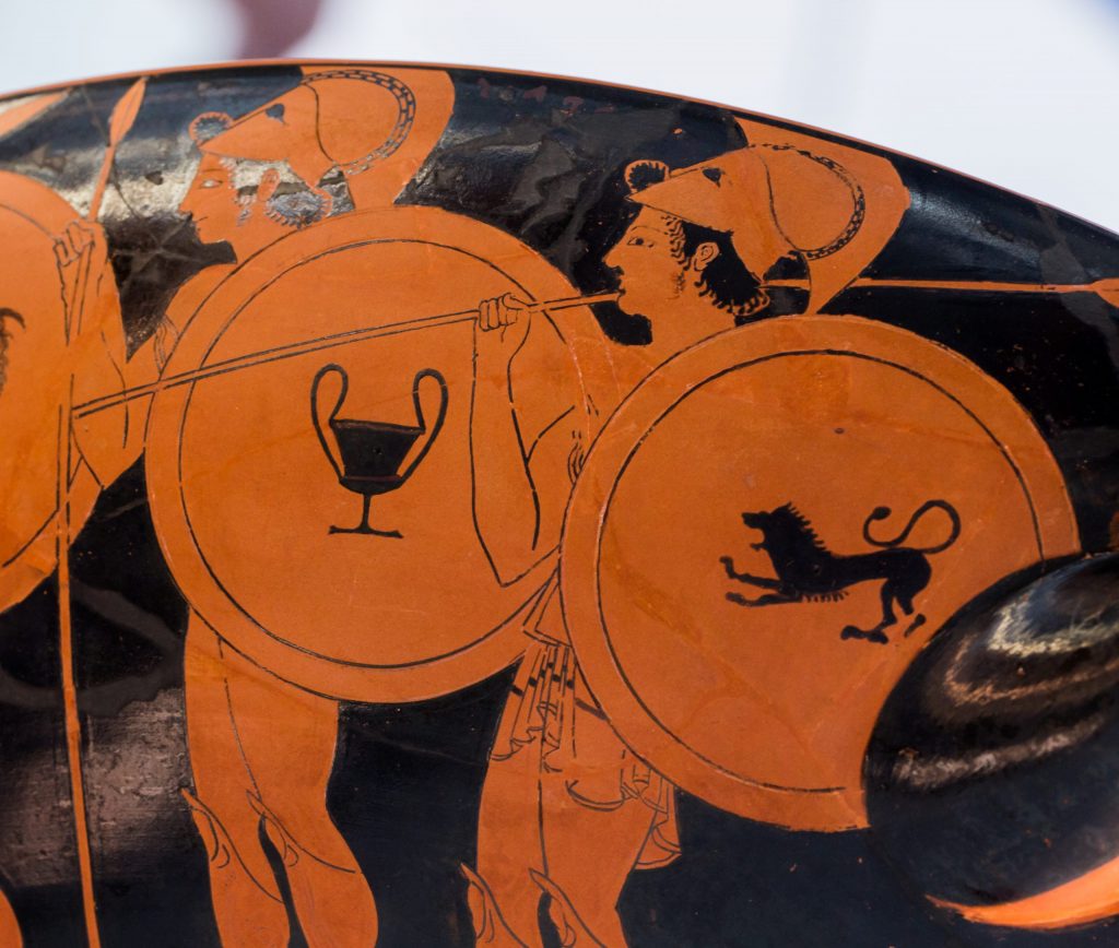 Un vase inspiré de la mythologie grecque, aux couleurs noir et orange.