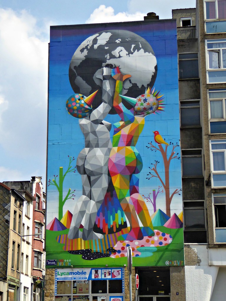 Un bâtiment animé avec une peinture murale colorée à Bruxelles, la capitale européenne connue pour son atmosphère amicale LGBTQ+.