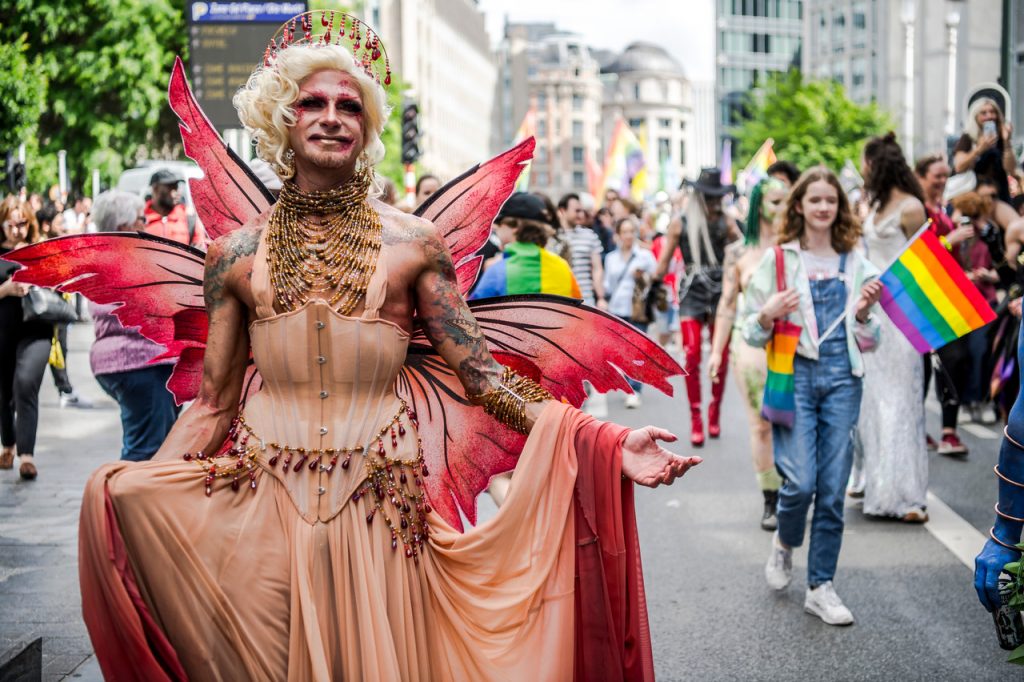 Une femme féerique défile lors de la Bruxelles Pride 2023.