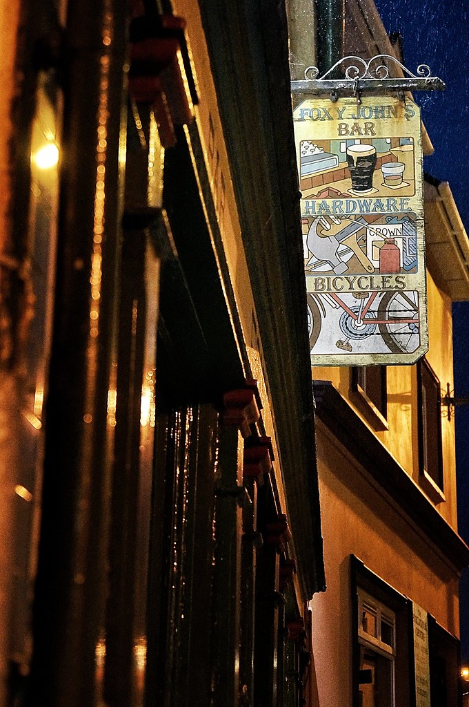Un panneau dynamique sur le côté d'un bâtiment illuminant la scène de la vie nocturne gay de Cork.