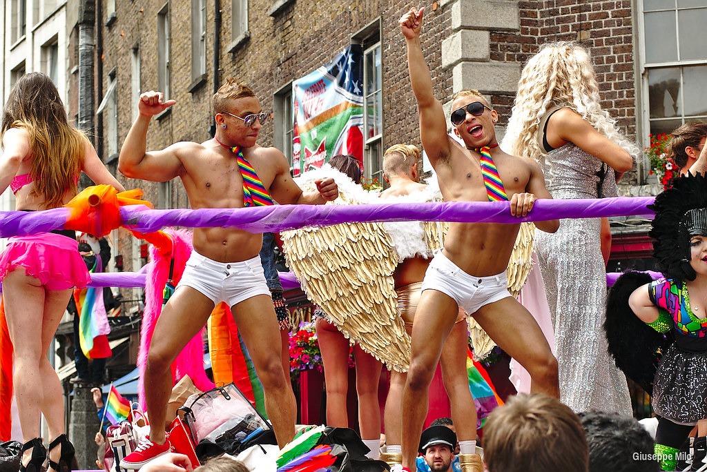 Un char dans un défilé mettant en vedette la convivialité LGBTQ+ de Dublin, mettant en vedette des hommes en sous-vêtements.