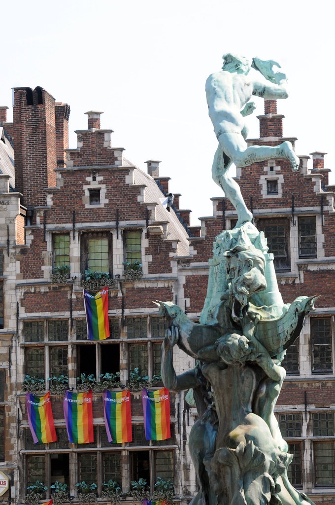 Une statue LGBTQ+ devant un immeuble illustrant la vibrante scène gay d'Anvers.