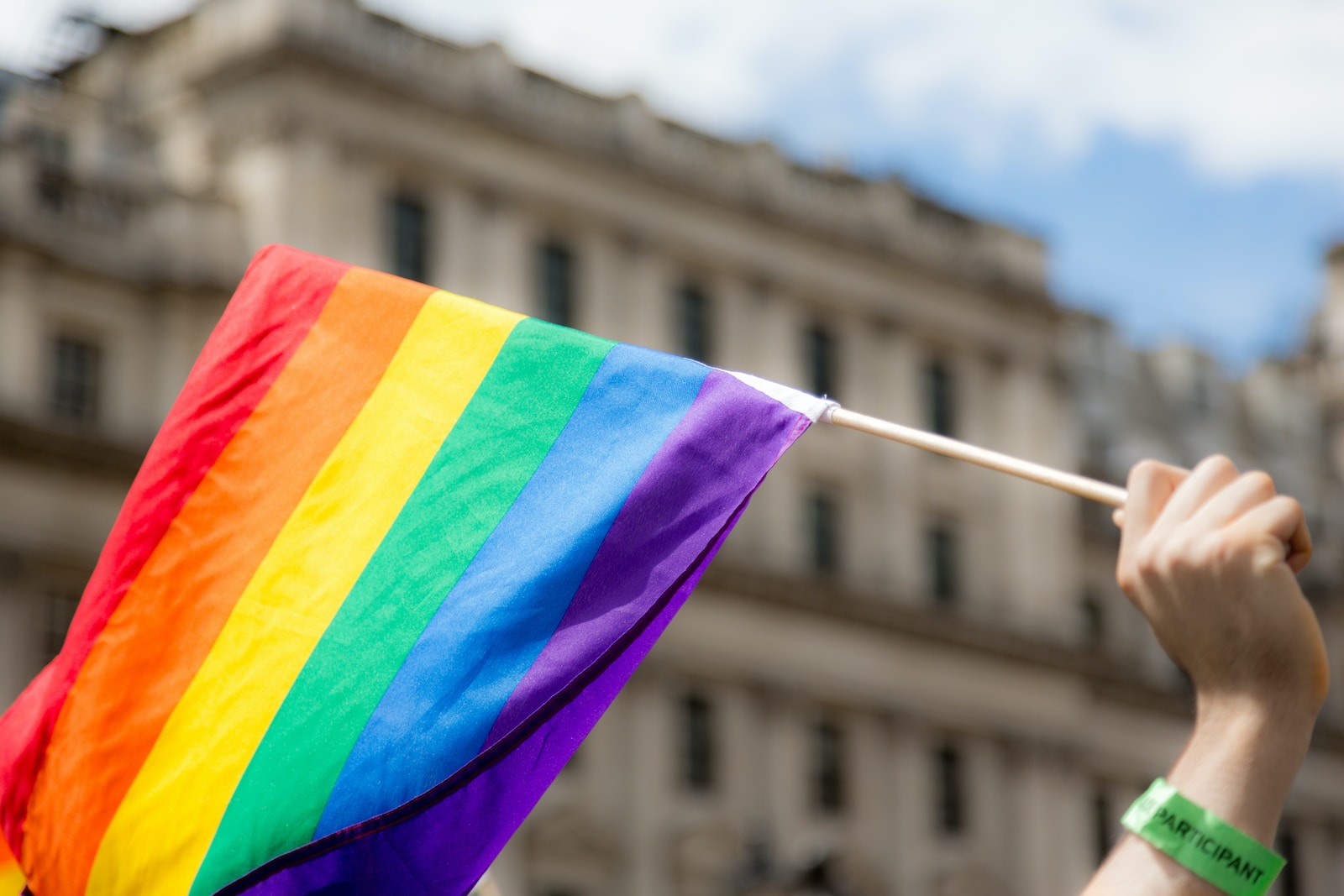 L’Histoire du Drapeau Arc-en-Ciel : Symbole de la Communauté LGBTQ+