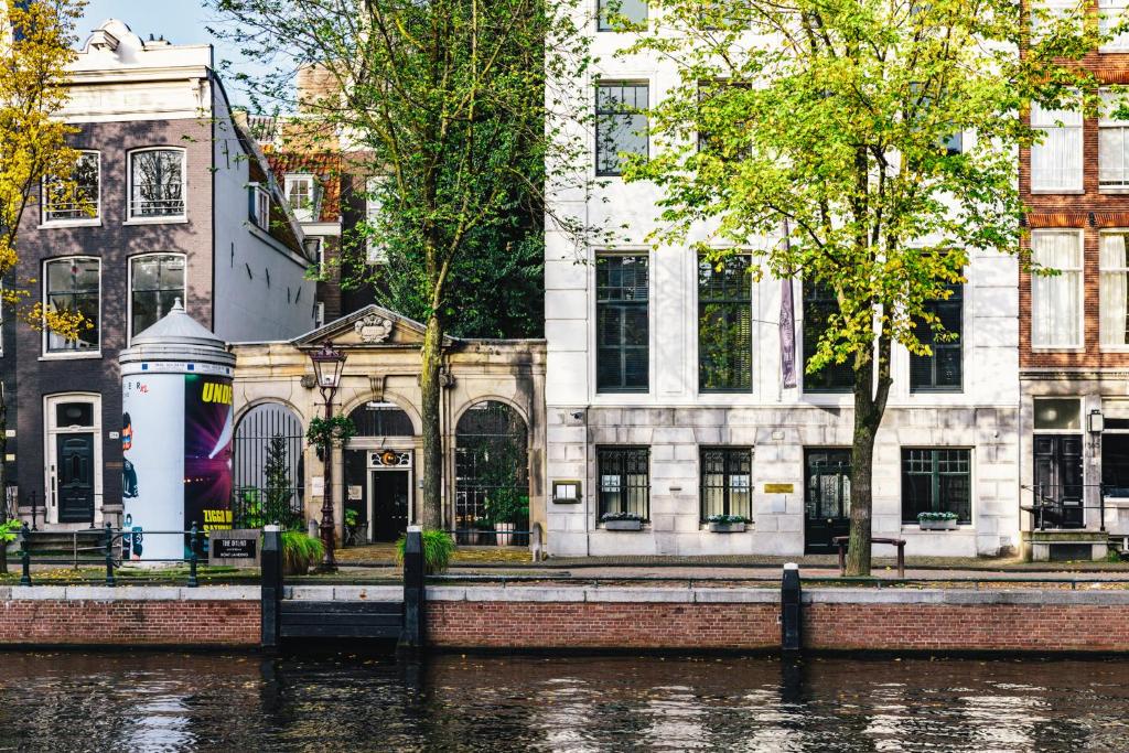 Une rangée de bâtiments sur un canal à Amsterdam gay-friendly.

Remarque : "Guide de voyage" signifie guide de voyage en français et n'est pas applicable dans ce contexte.
