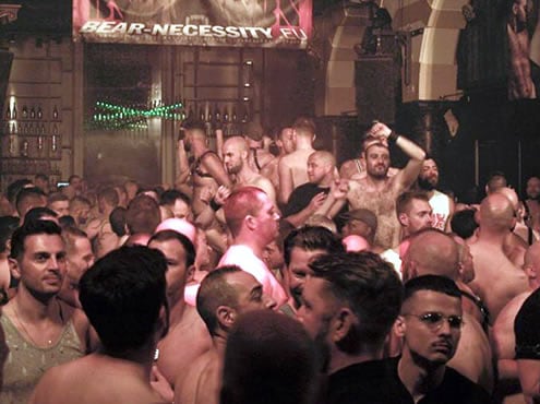 Une foule d'hommes dans une boîte de nuit gay à Amsterdam.