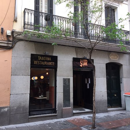 Un restaurant situé au coin d'une rue à Madrid, spécialisé dans les tapas.