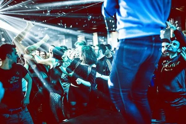 Un groupe de personnes dansant dans un club à Lyon.
