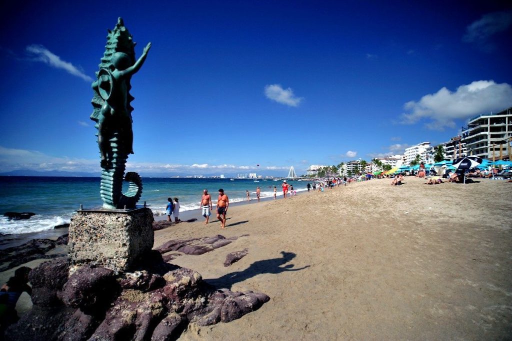 Une statue d'une créature marine sur une plage gay en Europe.