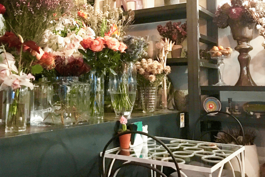 Un magasin de fleurs avec une sélection abondante de vases remplis de fleurs.