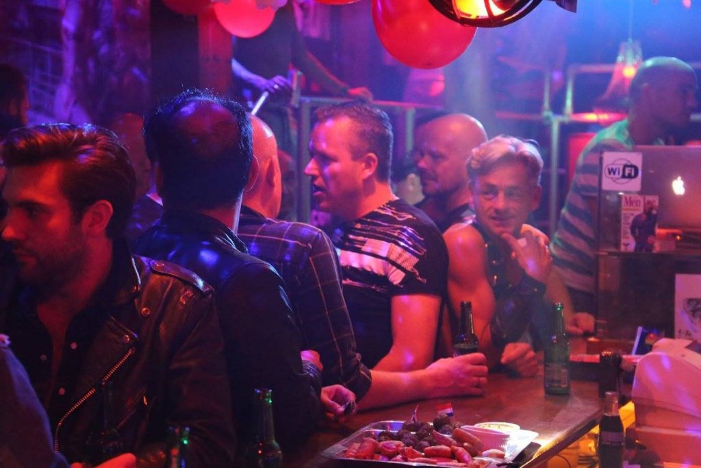 Guide de voyage gay à Amsterdam : Un groupe de personnes dans une boîte de nuit.