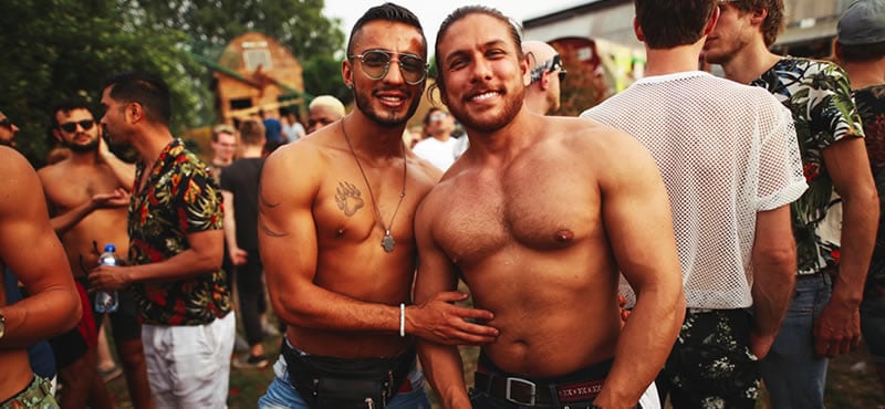 Deux hommes lors d'un festival.