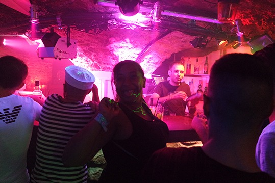 Un groupe de personnes lors d'une cave party avec un guide lyonnais.