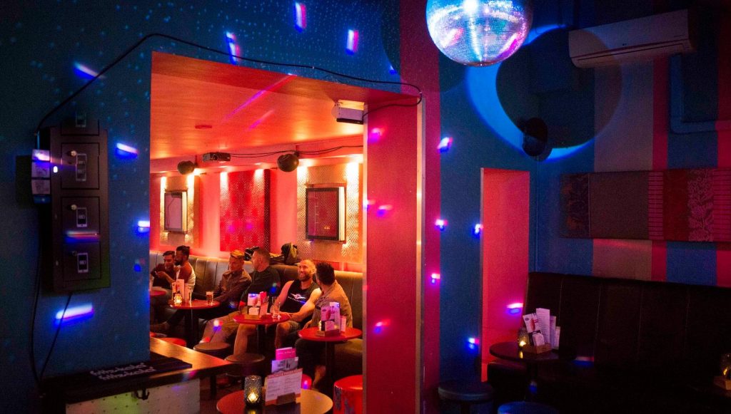 Un bar avec une boule disco dans le fond.